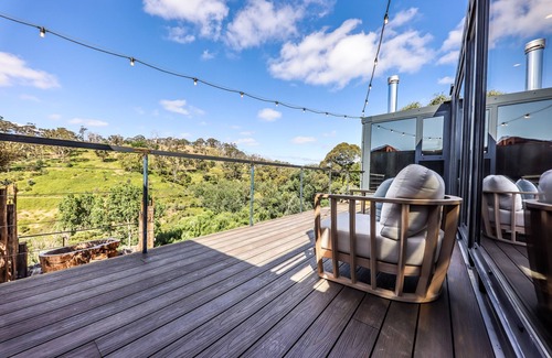 Hepburn Cottage | Precariously perched villa on edge of ravine