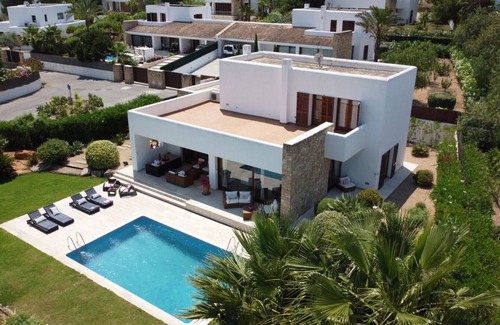 Cala de Bou Villa | Precious House with Garden in Residential Zone