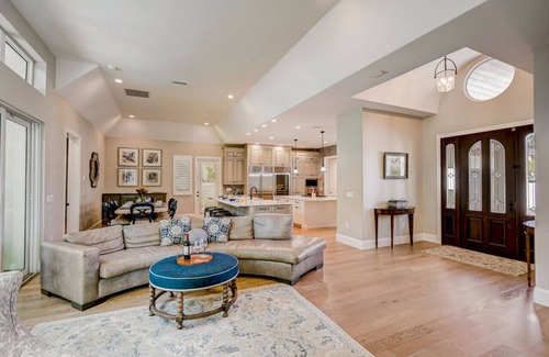 Saint Armands Key Apartment | Precise Realty presents St. Armands Luxe Retreat