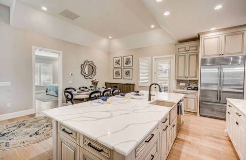 Saint Armands Key Apartment | Precise Realty presents St. Armands Luxe Retreat