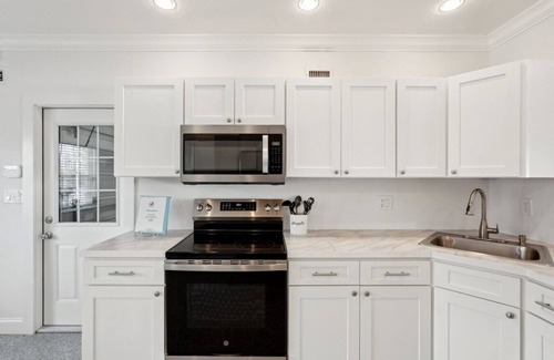 Saint Armands Key Apartment | Precise Realty presents St. Armands Pool Retreat