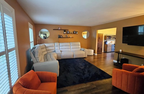 Gurnee House | Premier 4BR/2.5BA Home: Across from Great Wolf Lodge & Mins to Six Flags, I-94!