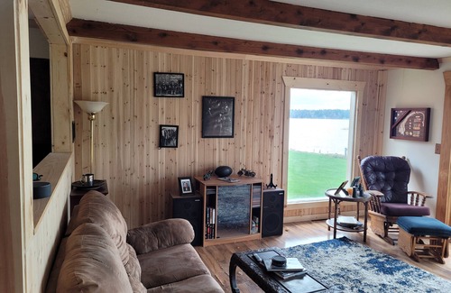 Lake Shore House | Premier location on Gull Lake.