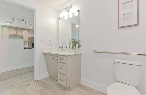 Plymouth Cultural District Apartment | Premier Ocean View Corner Condo (850S.F.)