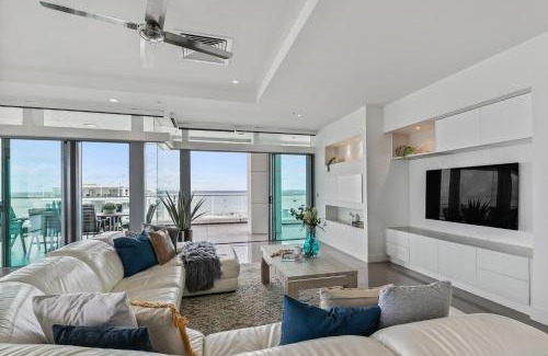 Darwin City Centre Apartment | Premier Penthouse Serene Harbour Views BBQ & Pool