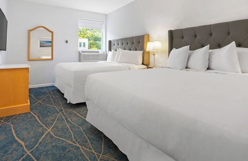 Trail Apartment | Premier Riverside Double King Room - Suite with Kitchen
