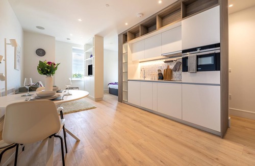 Heathrow Villages Apartment | Premier Studio - Grande size - Luxury Stay - Onsite Parking