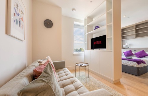 Heathrow Villages Apartment | Premier Studio - Grande size - Luxury Stay - Onsite Parking