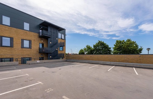 Heathrow Villages Apartment | Premier Studio - Grande size - Luxury Stay - Onsite Parking