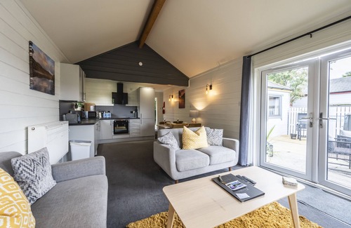 Pitlochry Cabin | Premium 2 Bedroom pet-friendly Lodge with woodburner and amazing views just outside Pitlochry, Perth