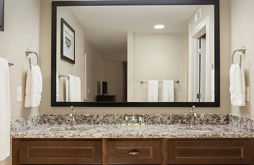 Williamsburg Resort | Premium 2 Bedroom at Bluegreen Patrick Henry Square - in Colonial Williamsburg!