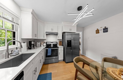 Charlotte House | Premium 3B Remodeled Home w Hot tub