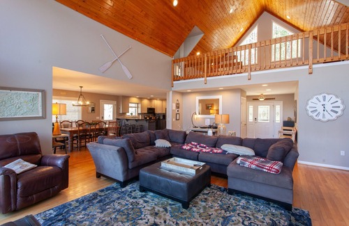 Topton House | Premium 5 Bedroom 4 kings/6 Twins LAKE FRONT Home.BOOK JUNE PROMO DEALS NOW!