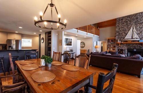 Topton House | Premium 5 Bedroom 4 kings/6 Twins LAKE FRONT Home.BOOK JUNE PROMO DEALS NOW!