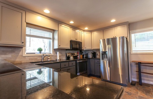 Topton House | Premium 5 Bedroom 4 kings/6 Twins LAKE FRONT Home.BOOK JUNE PROMO DEALS NOW!