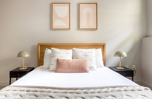 Commonwealth Apartment | Premium Allston 1BR w/ Gym & W/D, nr Griggs T, by Blueground