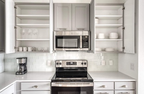 Knollwood On The Colorado River Apartment | Premium East Austin 1BR w/ Pool, Gym & W/D, nr downtown, by Blueground