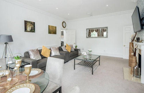 Canary Wharf Apartment | Premium High Ceiling Georgian Luxury Apartment with Parking in Canary Wharf LDN