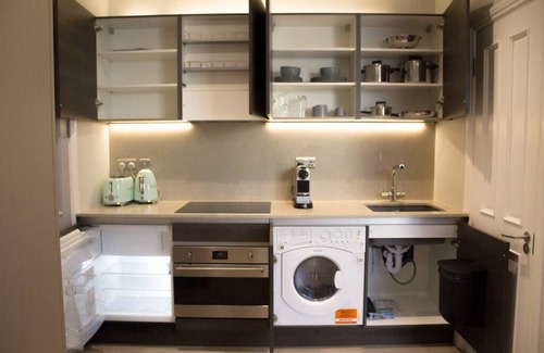 Queen's Gate Condo | Premium location studio in area Kensington.