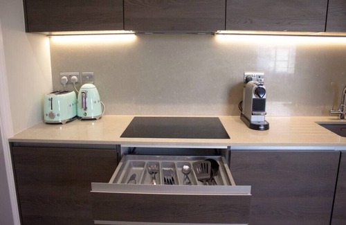 Queen's Gate Condo | Premium location studio in area Kensington.