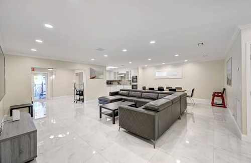 South Lake Villa | Premium Luxury 5BR/4BA Villa near Hollywood Beach