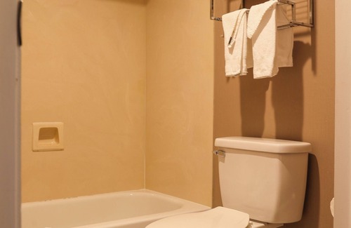 Mid-Market Hotel | Premium Queen Room in Motel Located in SOMA, Free Parking,15 Min Walk to Moscone