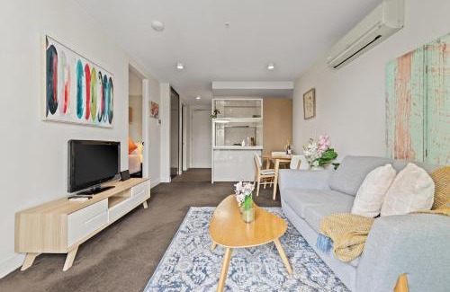 Melbourne Central Business District Apartment | Premium Skyline View APT at Heart of CBD
