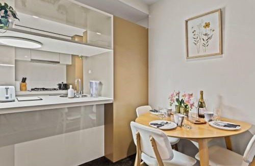 Melbourne Central Business District Apartment | Premium Skyline View APT at Heart of CBD