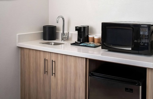 Donelson Hotel | Premium Suite in the Middle of Nashville! Breakfast, Pool, Pets Allowed!