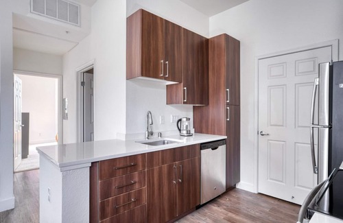 Sunnyvale Apartment | Premium Sunnyvale 1BR w/Gym, Sauna & W/D, nr 101 & 237, by Blueground