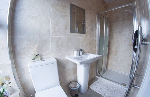 Boston Apartment | Premium Triple Ensuite with Shower