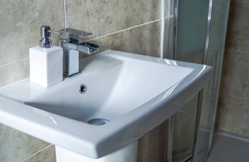 Boston Apartment | Premium Triple Ensuite with Shower