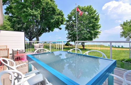 Kingsville Cottage | Prepare to fall in love with this adorably tropical beach front property!