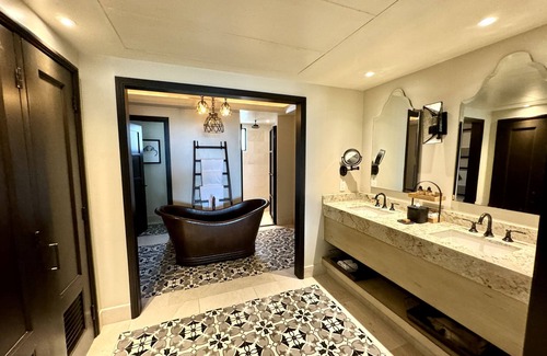 Los Cangrejos II y III Resort | Presidential Suite, 2 Bedrooms, 2 Bath, Ocean View