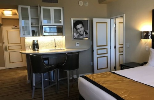 Winchester Condo | Presidential Villa in Vegas, 2 Master Suites/Jetted Jacuzzis. Sleeps 12 4bd/4th