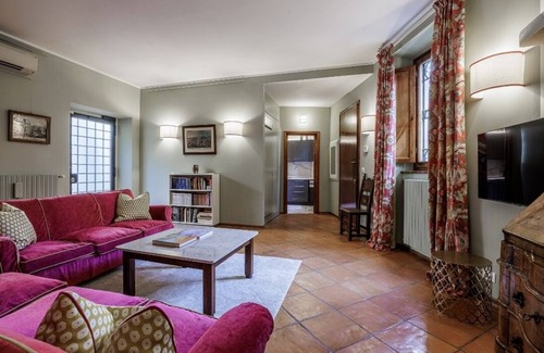 Santo Spirito House | Prestigious area 2 level home , original italian furniture and cosy style