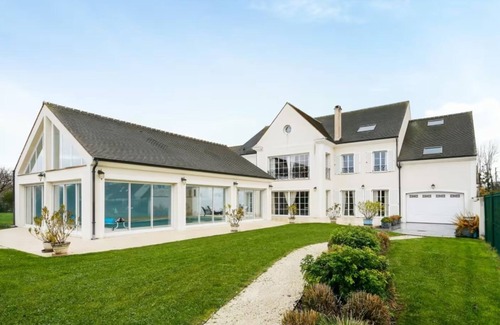 Villeneuve-le-Comte Villa | Prestigious villa with heated indoor pool at the gateway to Disneyland!