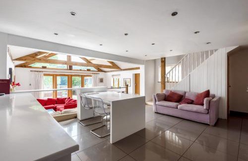 Haslemere House | Prestwick Oak - 2 Luxury Ensuite Doubles - Sleeps 4-6 - Rural Quirky Contemporary