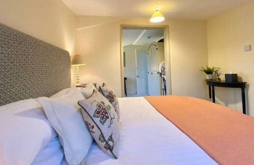 Swindon Cottage | Pretty 1 Bedroom Cottage Near Cirencester