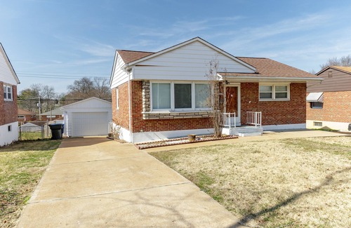 St. Louis House | Pretty *3BDR/2Bath Home* in a Good Area Next to Parks & Close to Downtown!