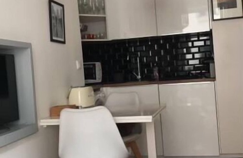 Hopital Saint-Louis Apartment | Pretty cocoon canal St Martin