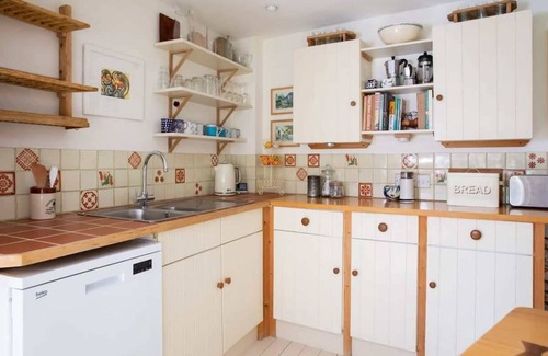 Fishbourne House | Pretty Cottage Near City & Sea