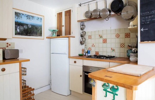 Fishbourne House | Pretty Cottage Near City & Sea