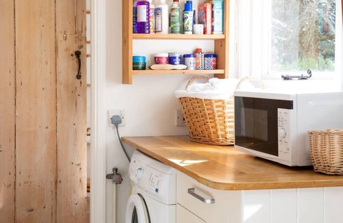 Fishbourne House | Pretty Cottage Near City & Sea