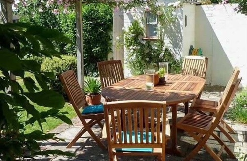 Fishbourne House | Pretty Cottage Near City & Sea