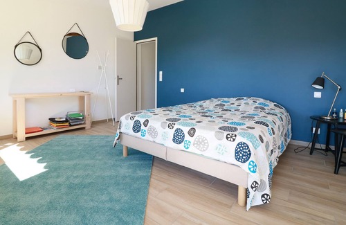 Moustiers-Sainte-Marie House | pretty house overlooking the lake of holy cross