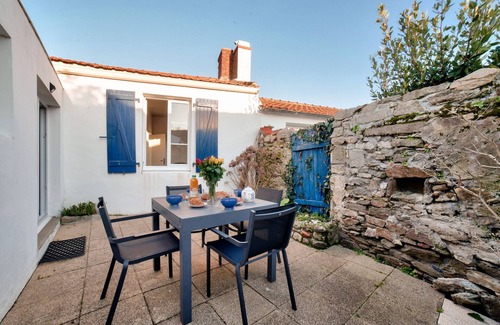 Noirmoutier-en-l'Ile Ski Chalet | Pretty house with courtyard for 5 people