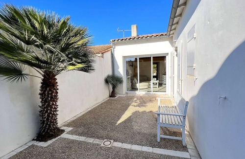 La Flotte House | Pretty house near the port with parking and garden