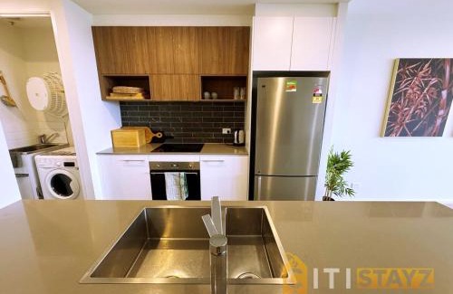 Phillip Apartment | Pretty in Phillip - 2bd 2bth 2Car Apt