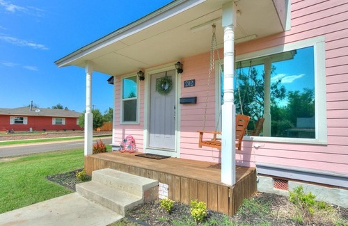 Guthrie House | Pretty in Pink. Wi-fi. Sleeps 6.